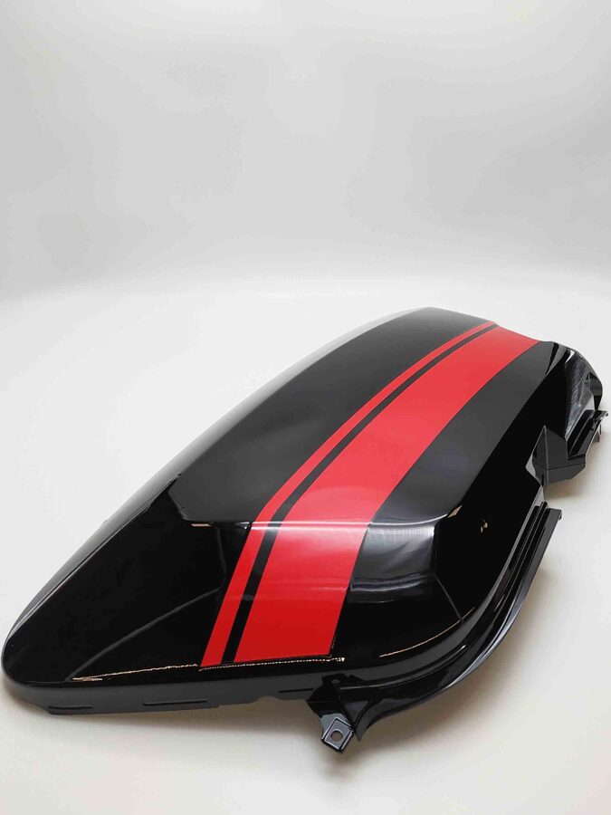 NQi GTs korpusa labās puses panelis, melns ar sarkanu