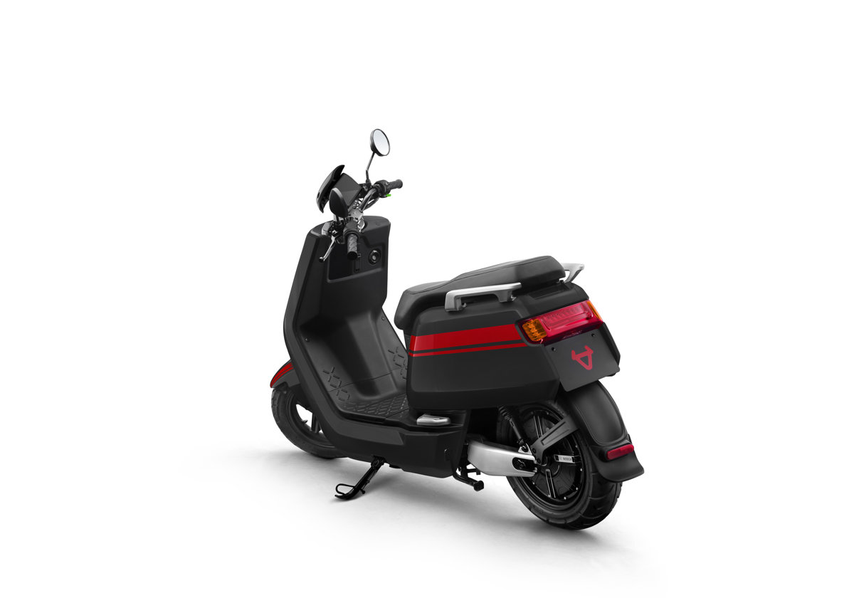 NIU NQi GTs elektro motorollers, melns ar sarkanām svītrām, Standarta baterija