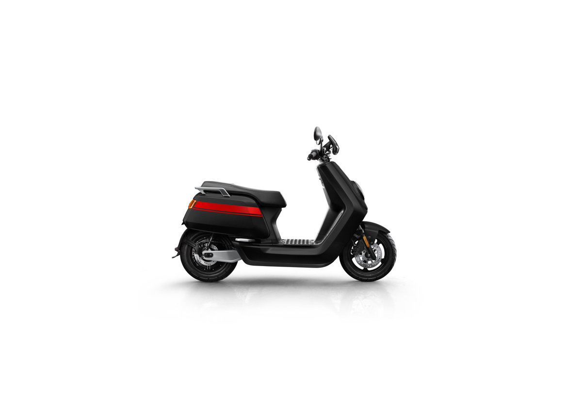NIU NQi GTs Pro elektro motorollers, melns ar sarkanām svītrām