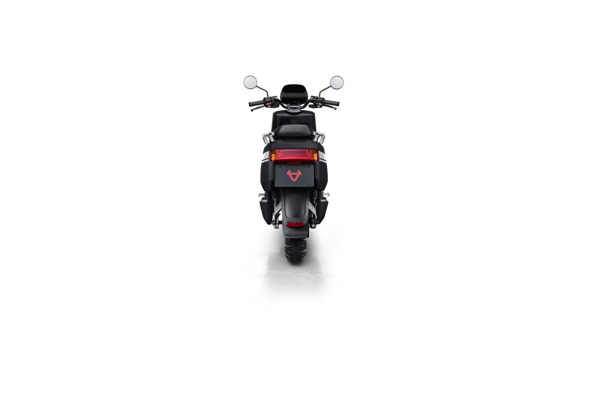 NIU NQi GTs elektriskais motorolleris, melns ar baltām svītrām