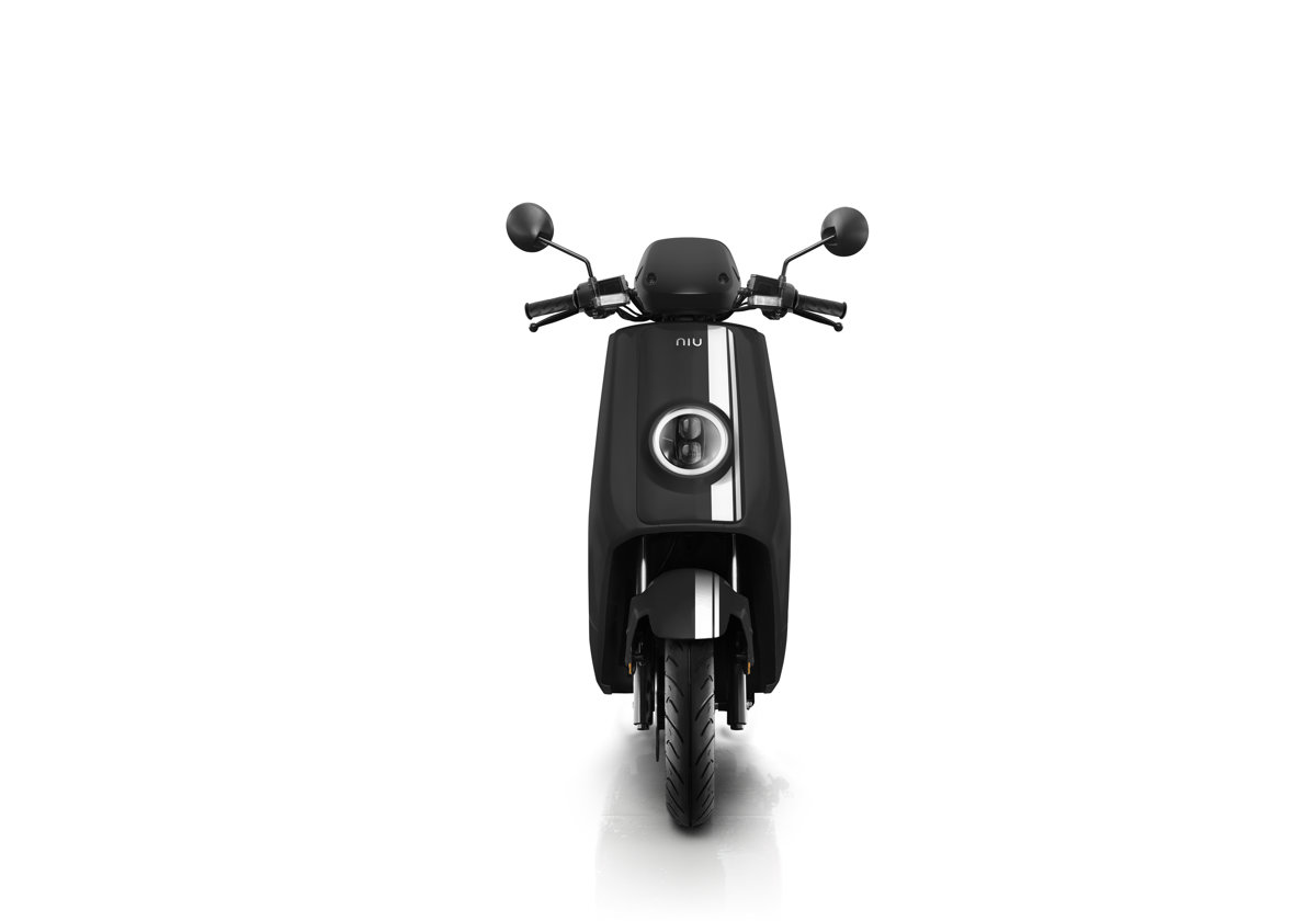 NIU NQi GTs elektriskais motorolleris, melns ar baltām svītrām