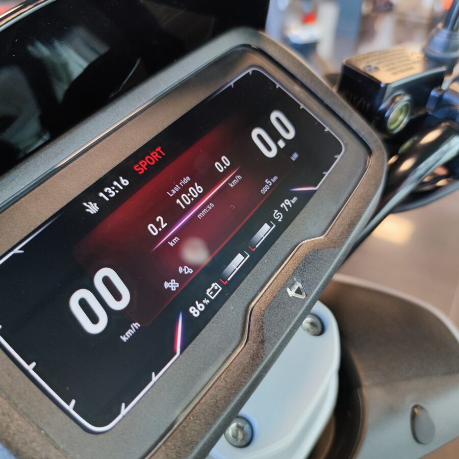 2022 NIU NQi GTs elektriskais motorolleris ar PALIELINĀTU BATERIJU, balts ar sarkanām svītrām