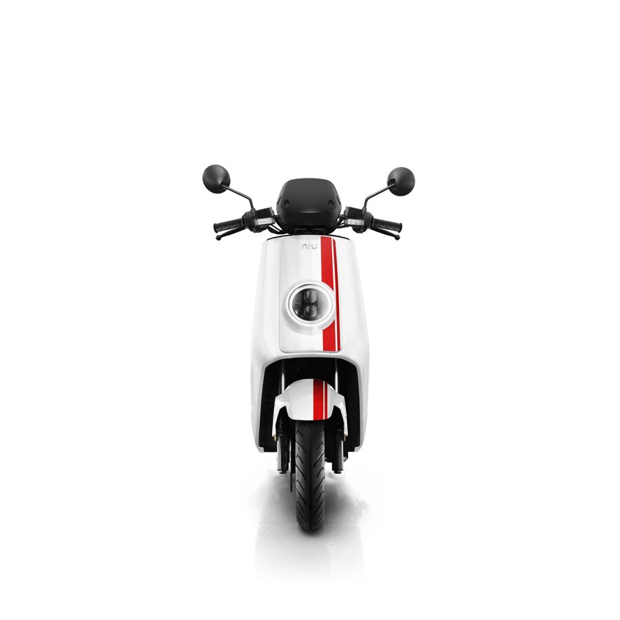 2022 NIU NQi GTs elektriskais motorolleris ar PALIELINĀTU BATERIJU, balts ar sarkanām svītrām