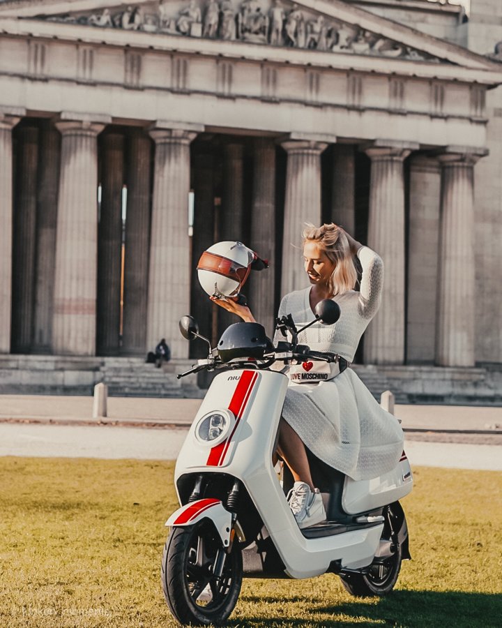 NIU NQi GTs elektriskais motorolleris, balts ar sarkanām svītrām - STANDARTA baterija