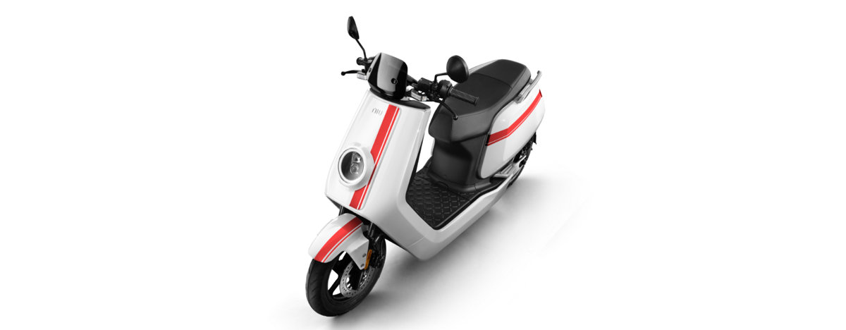 NIU NQi GTs elektriskais motorolleris, balts ar sarkanām svītrām