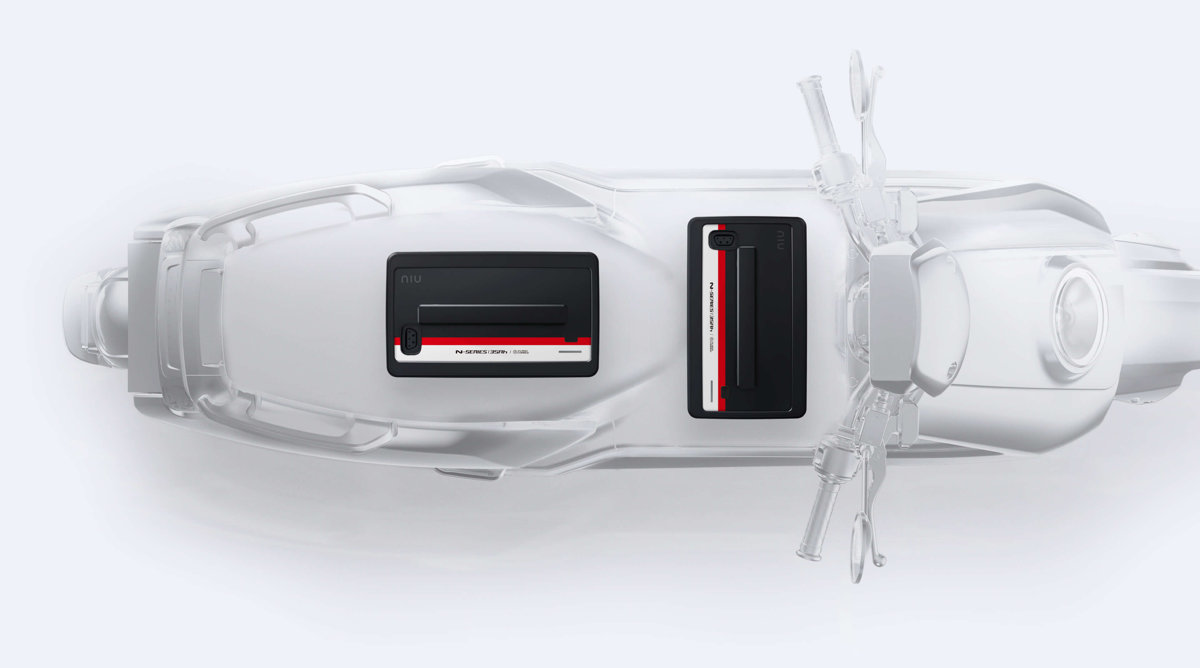 NIU NQi GTs elektriskais motorolleris, balts ar sarkanām svītrām - STANDARTA baterija
