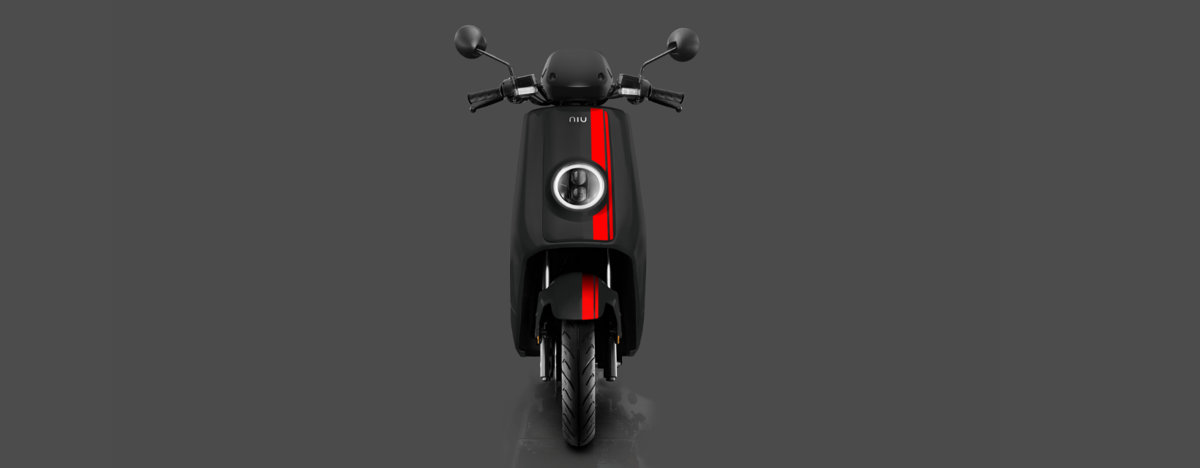 NIU NQi GTs elektro motorollers, melns ar sarkanām svītrām