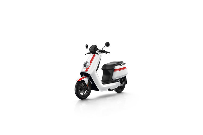 NIU NQi GTs elektriskais motorolleris, balts ar sarkanām svītrām