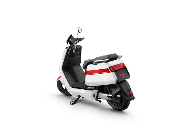 NIU NQi GTs Pro elektriskais motorolleris, balts ar sarkanām svītrām