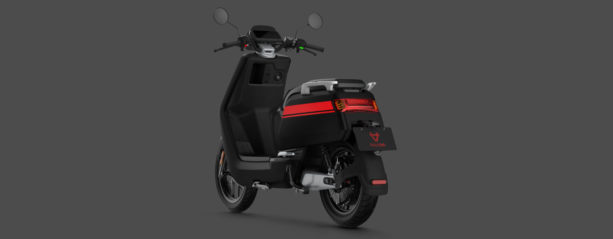 NIU NQi GTs elektro motorollers, melns ar sarkanām svītrām