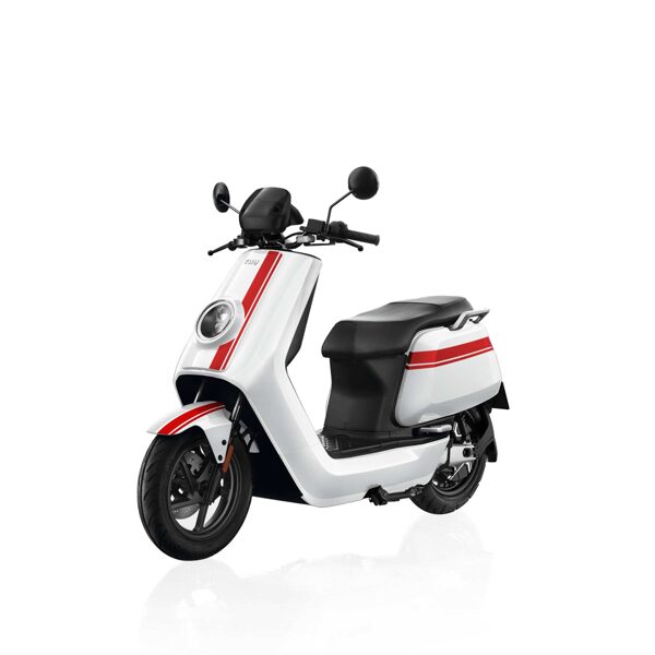 2023 NIU NQi GTs elektriskais motorolleris, balts ar sarkanām svītrām